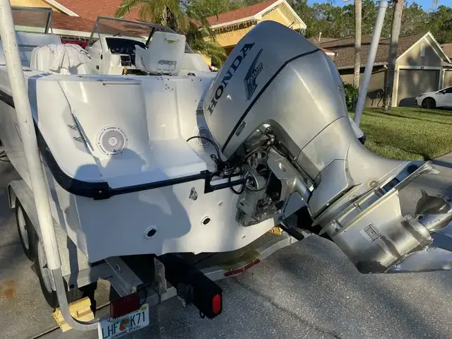 Boston Whaler 21 Conquest