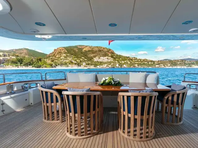 Benetti Legend 85