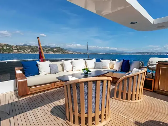 Benetti Legend 85