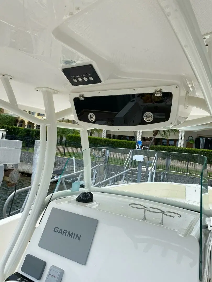 2020 Century 320 center console