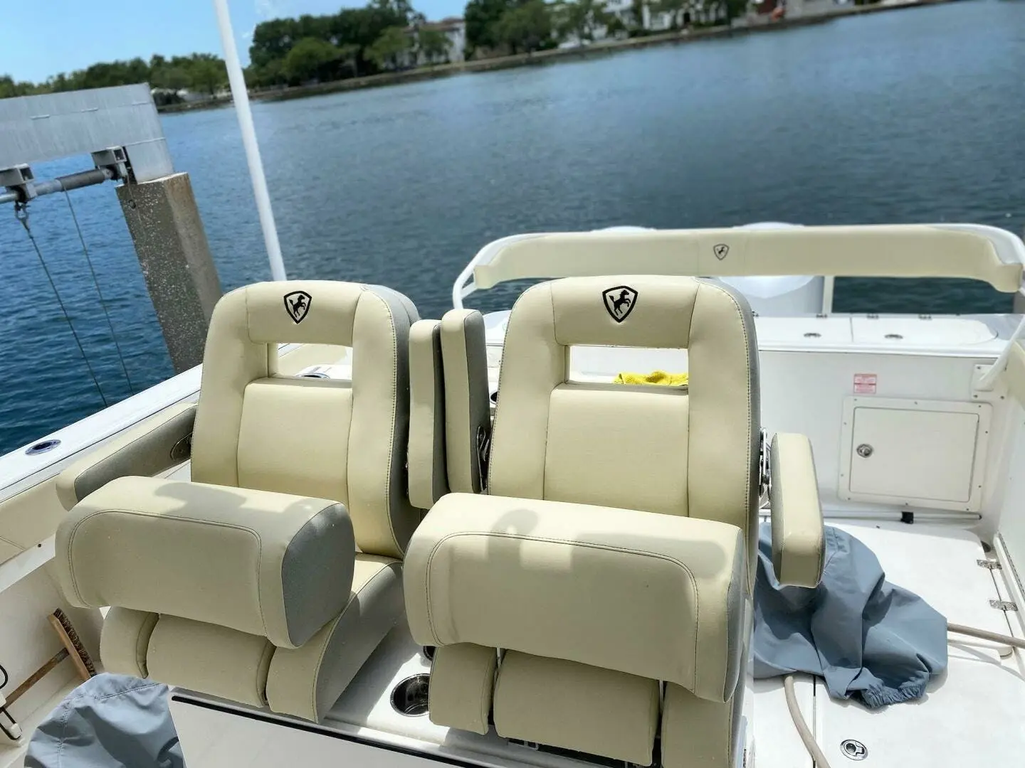 2020 Century 320 center console