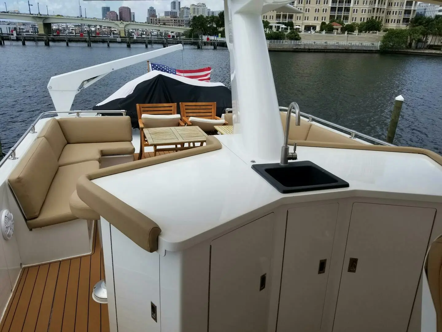 1989 Hatteras cockpit motor yacht