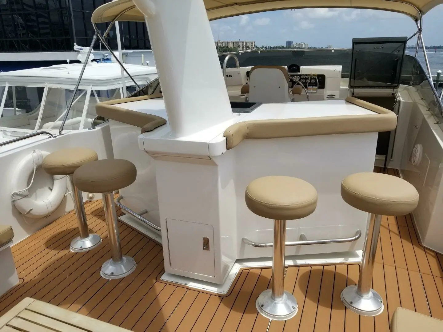 1989 Hatteras cockpit motor yacht