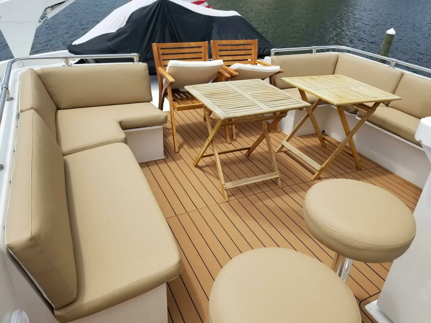 1989 Hatteras cockpit motor yacht