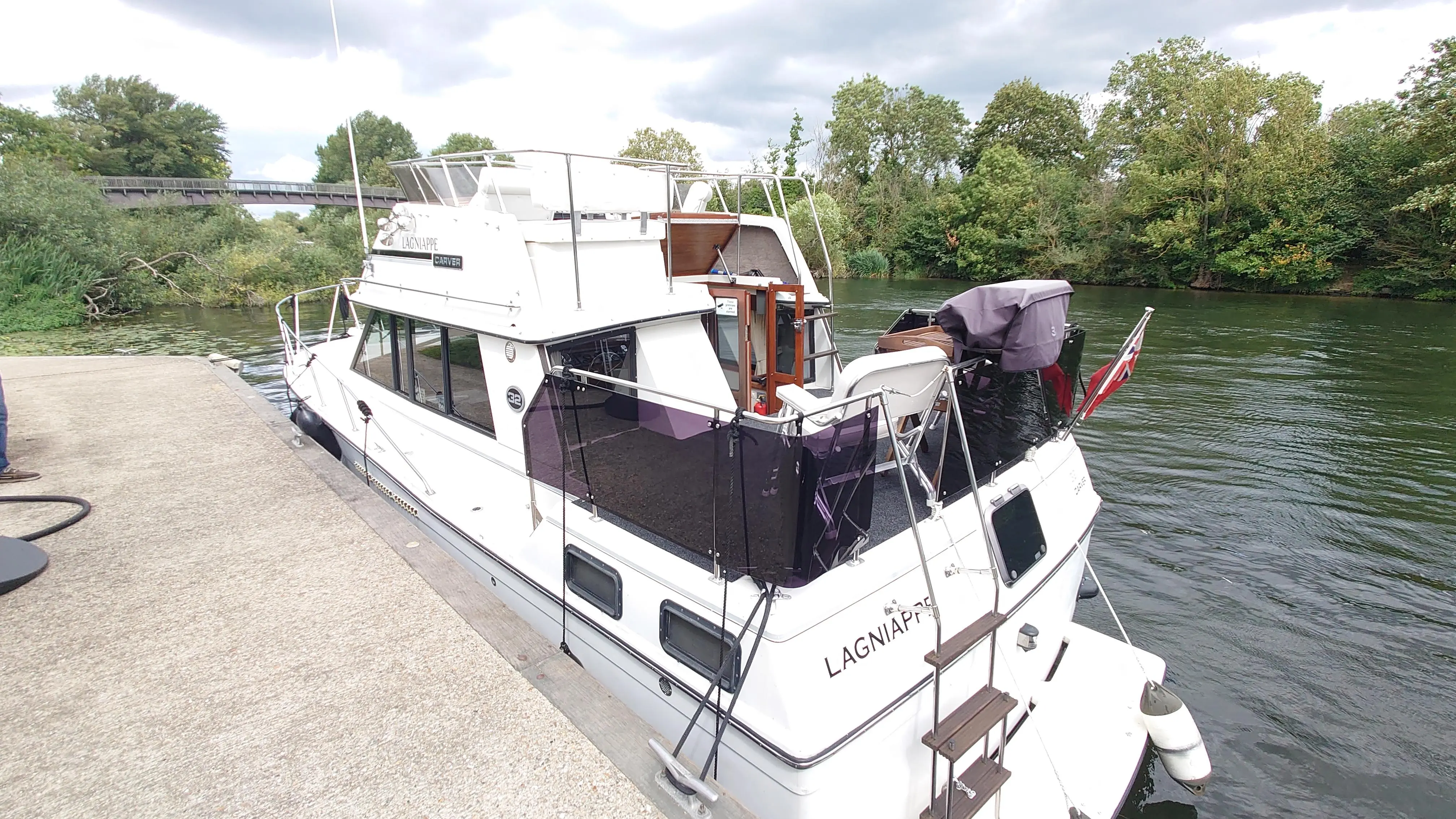 1990 Carver 32 aft cabin