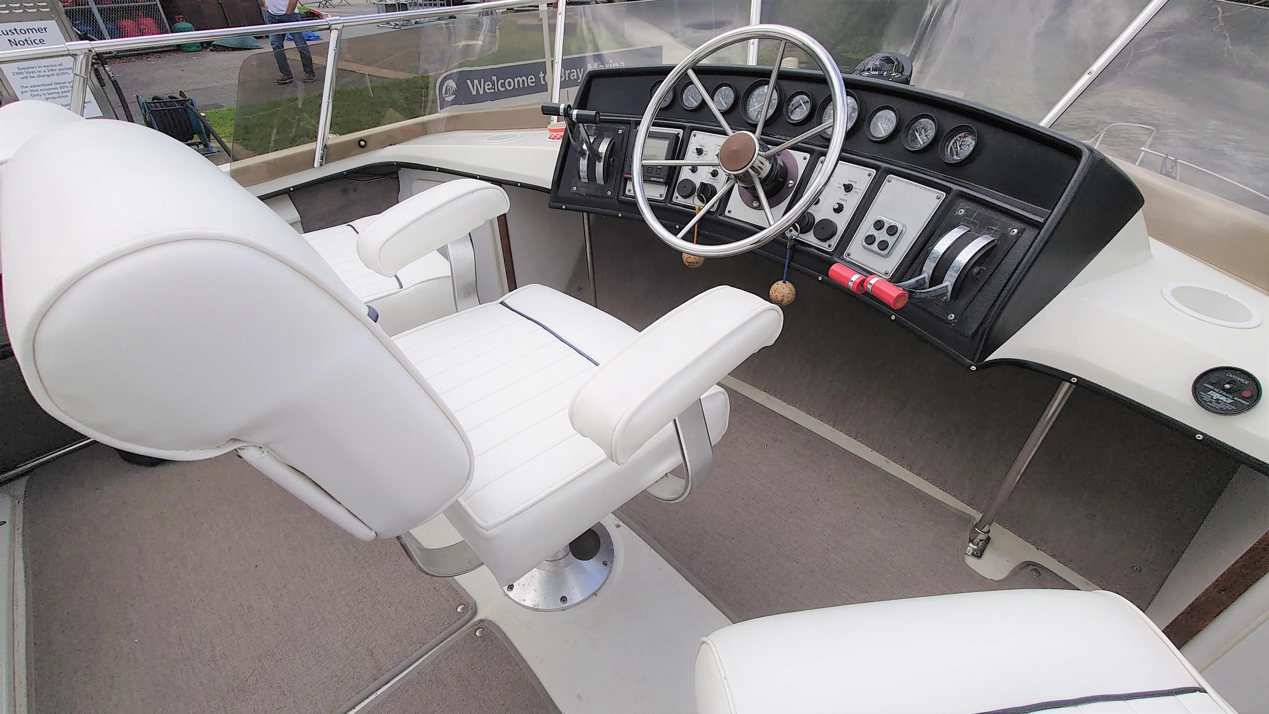 1990 Carver 32 aft cabin