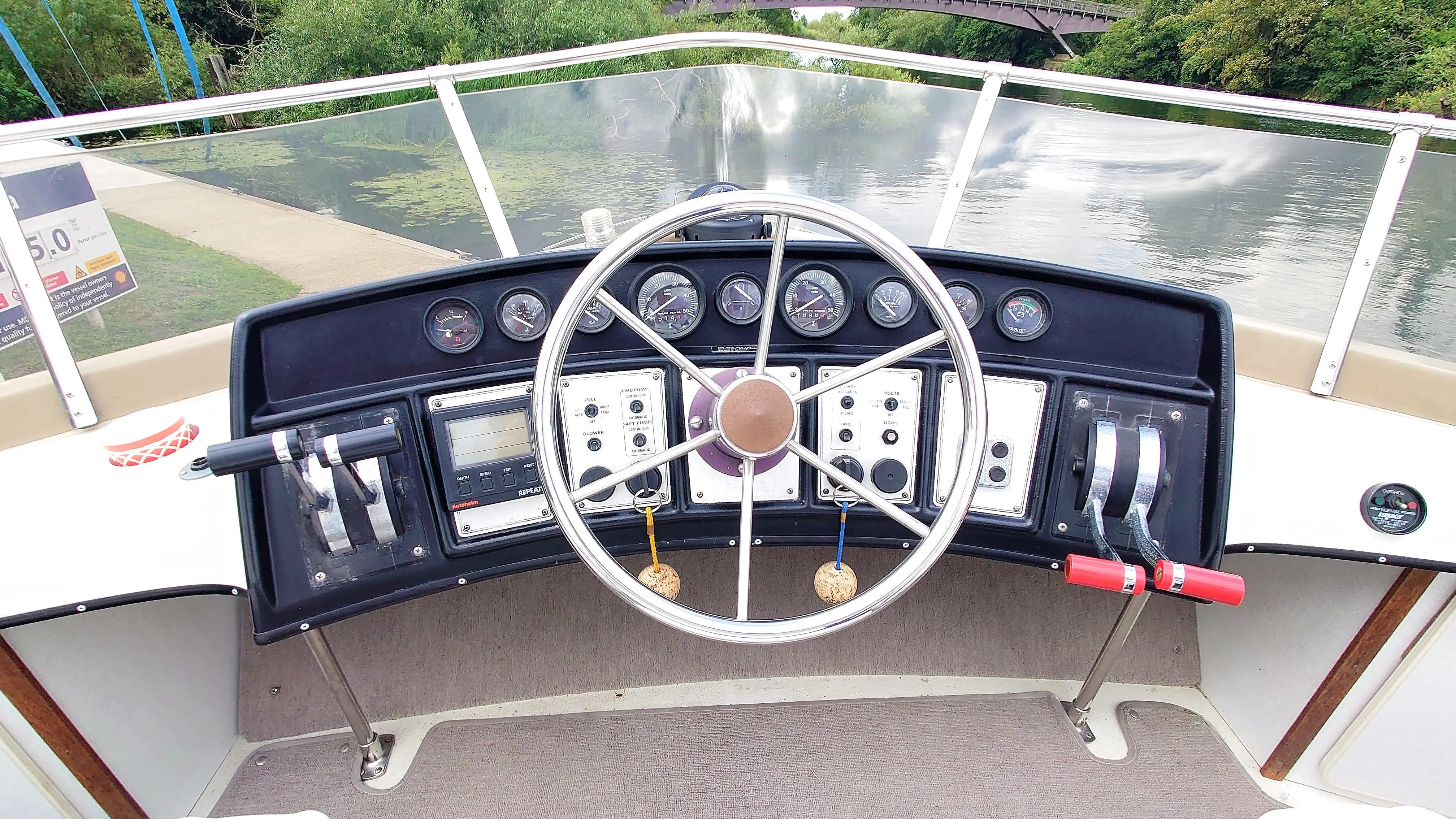 1990 Carver 32 aft cabin