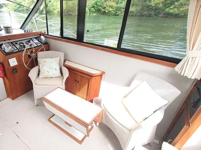 Carver 32 Aft Cabin