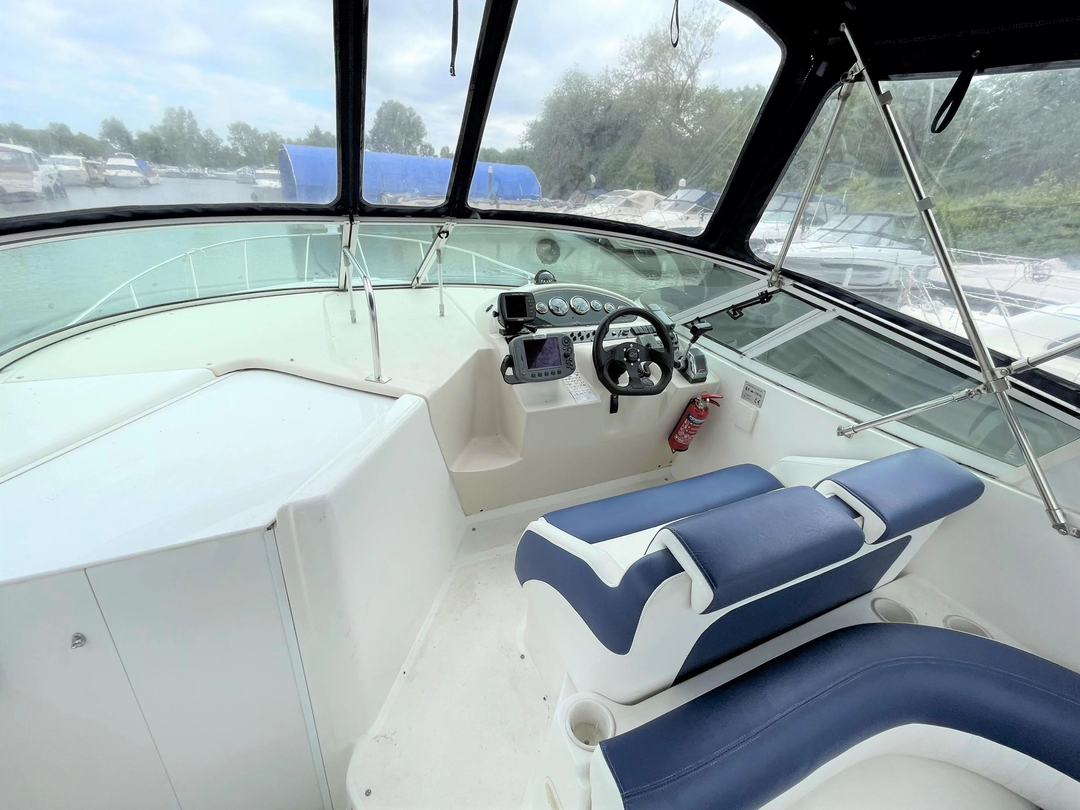 CRUISERS YACHTS 2870 EXPRESS 2000