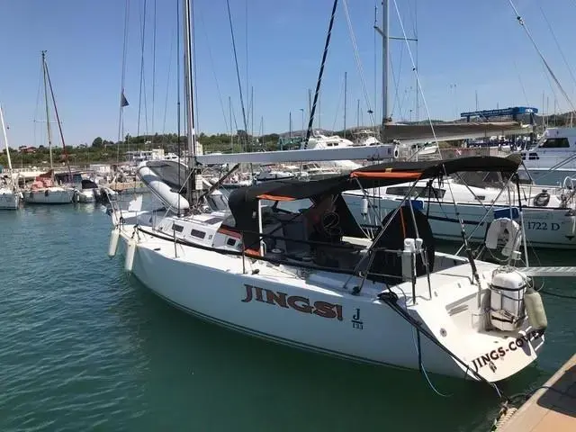 2011 J Boats j133