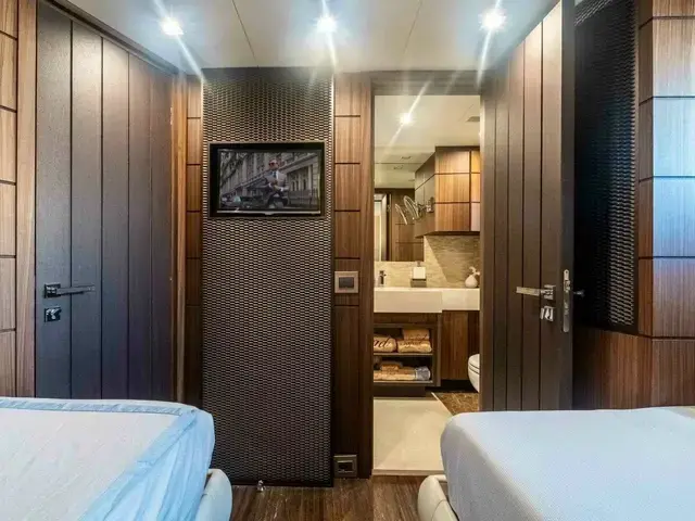 Benetti Classic 121