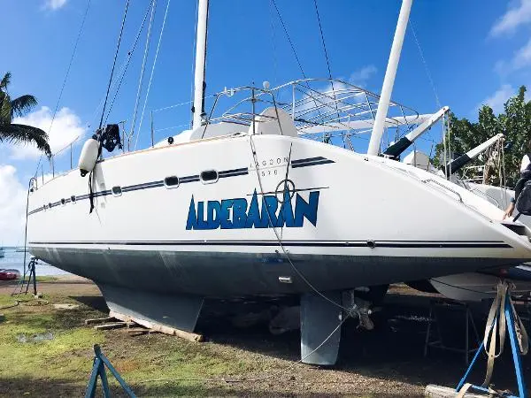 2004 Lagoon 570