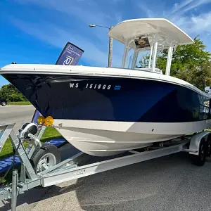 2022 Robalo R230 center console