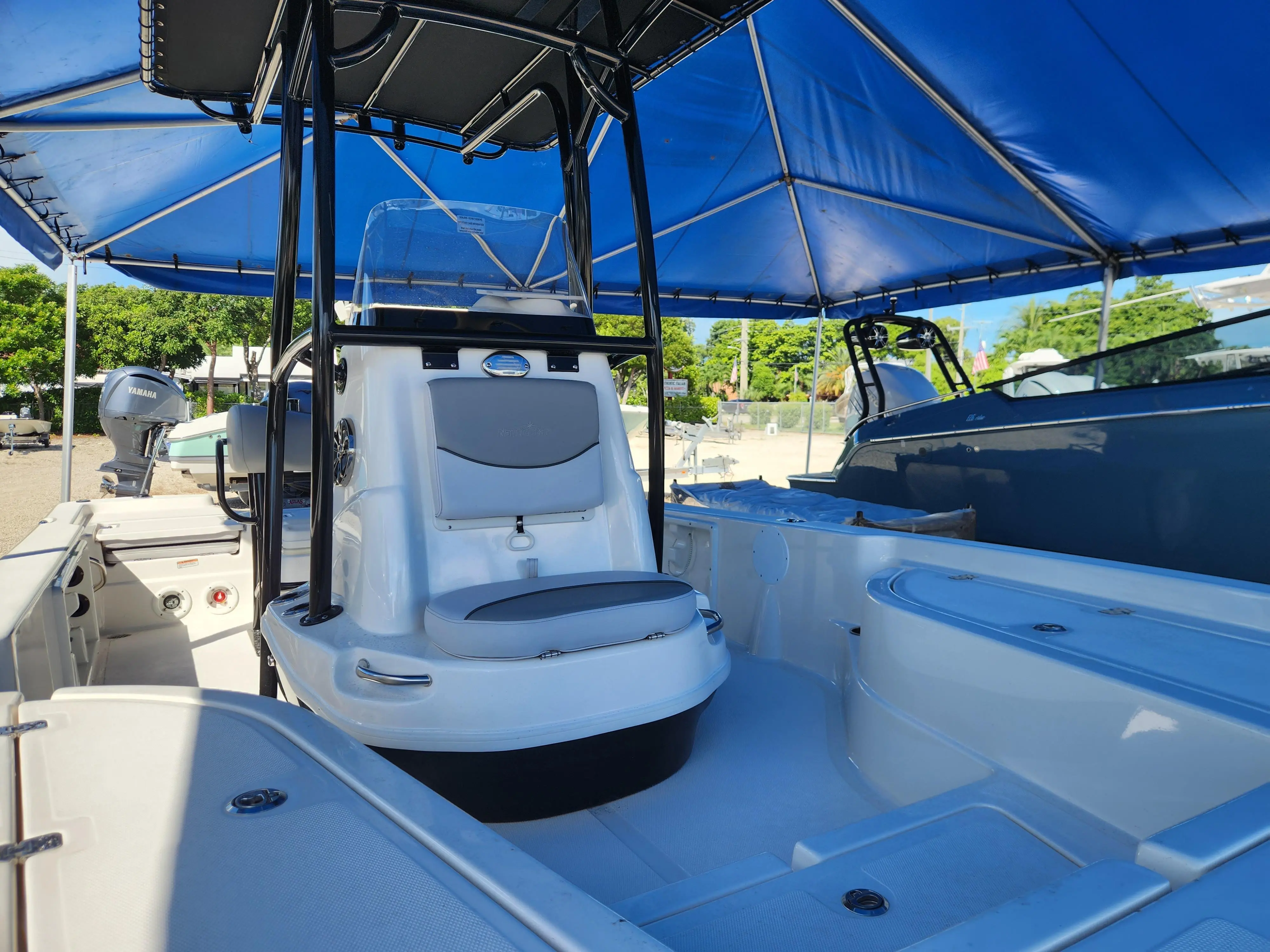 2022 Nauticstar 215 shallow bay