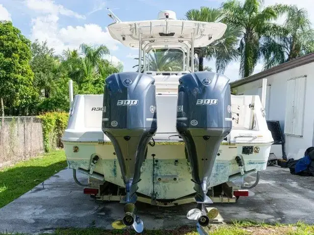 Robalo R300 Center Console