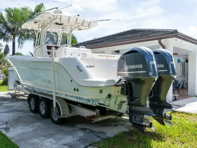 Robalo R300 Center Console