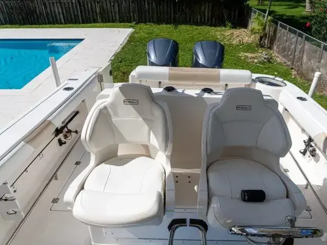 Robalo R300 Center Console