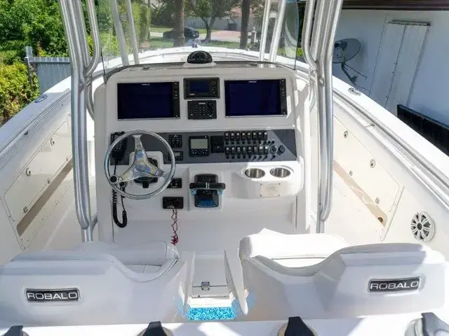 Robalo R300 Center Console