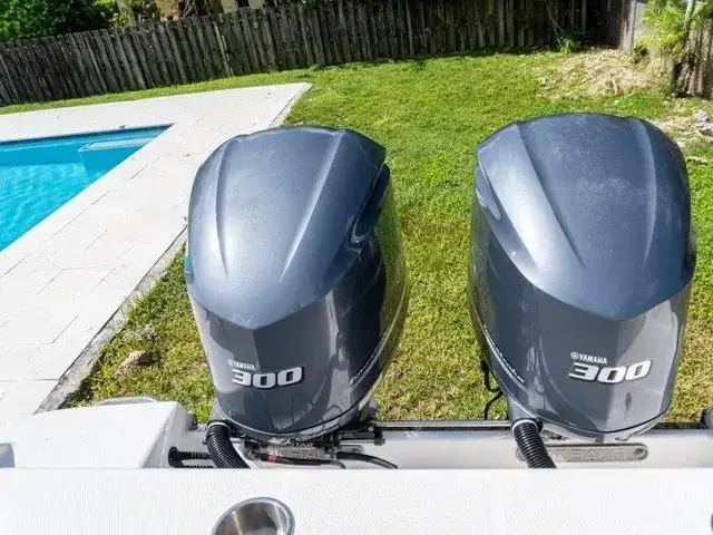 Robalo R300 Center Console