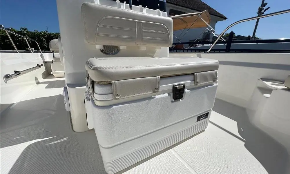 2021 Boston Whaler 190 montauk