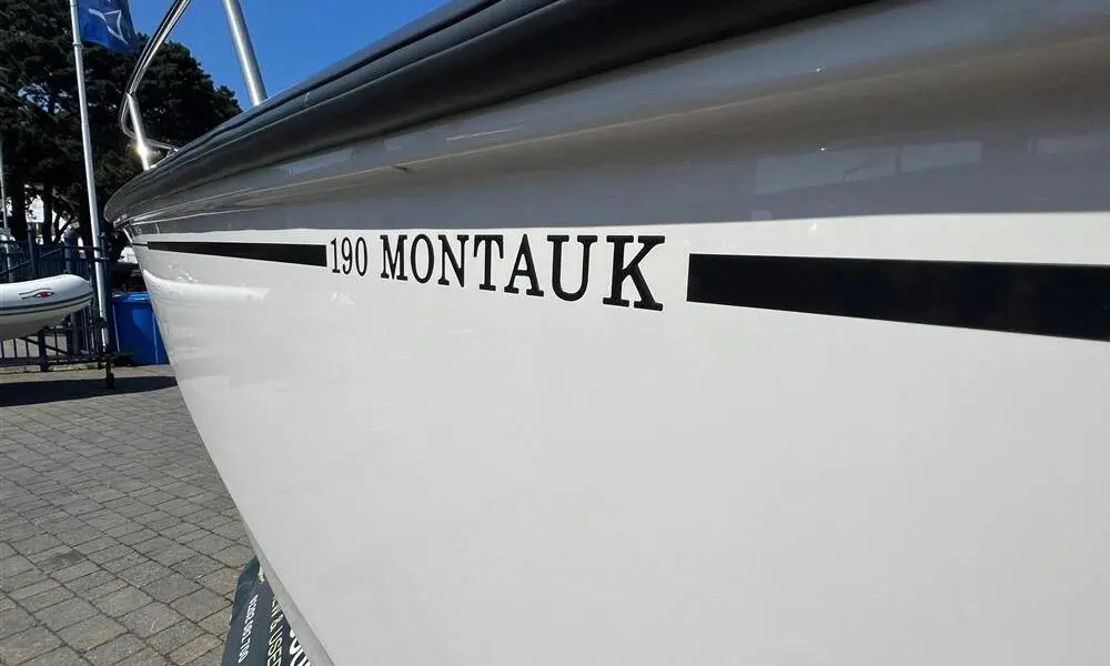 2021 Boston Whaler 190 montauk