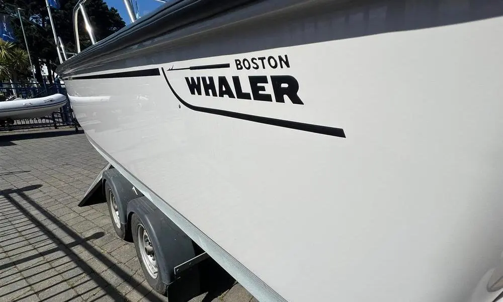 2021 Boston Whaler 190 montauk