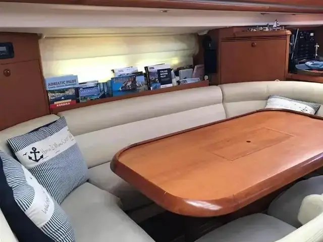 Jeanneau 54 Deck salon