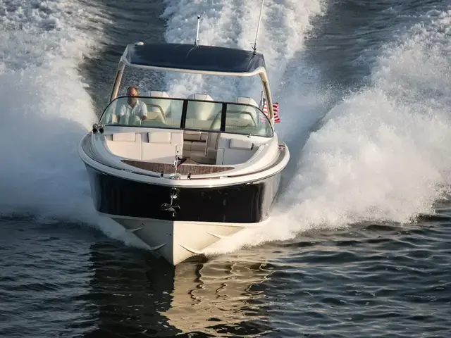 Chris-Craft Launch 35 GT