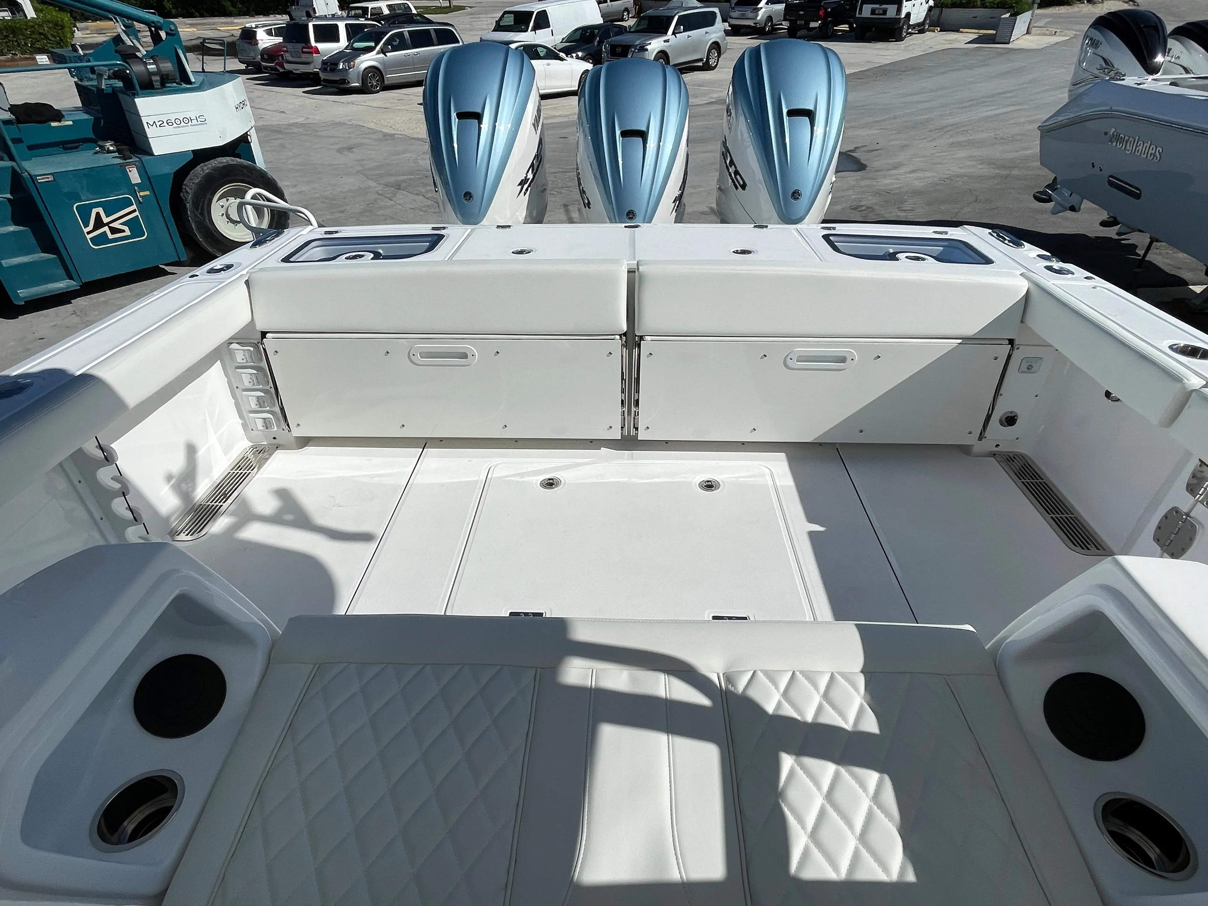 2024 Everglades Boats 395 cc