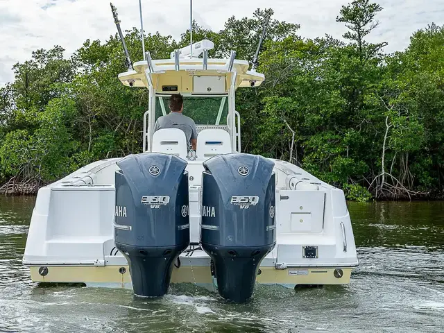 Everglades Boats 320 CC