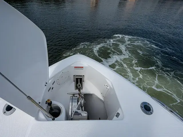 Everglades Boats 320 CC