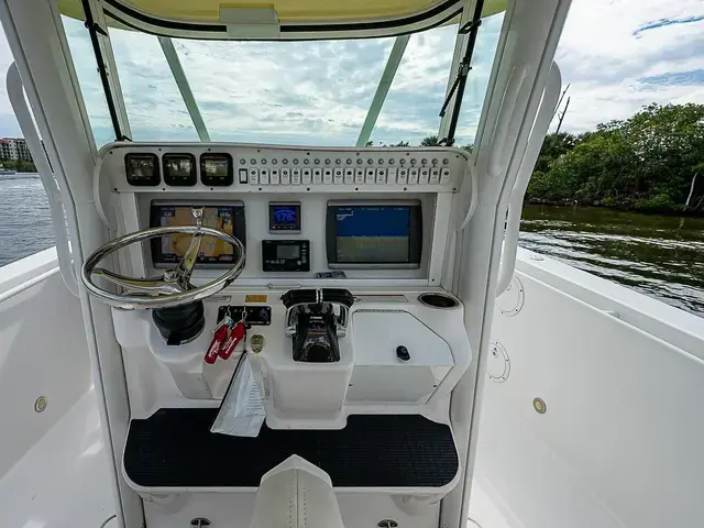 Everglades Boats 320 CC