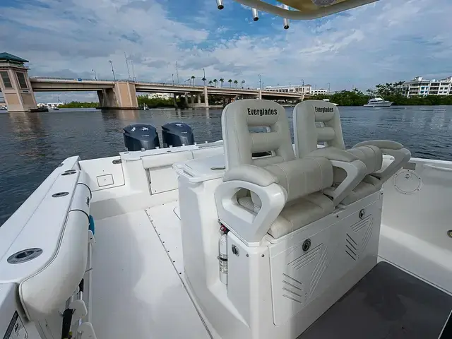 Everglades Boats 320 CC