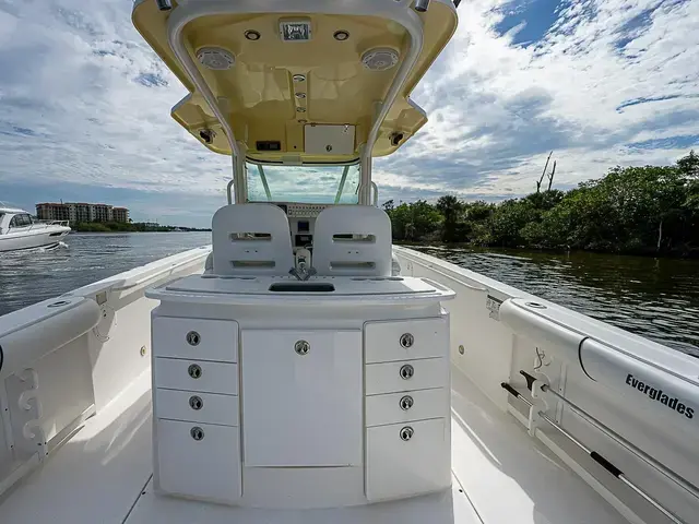 Everglades Boats 320 CC