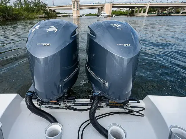 Everglades Boats 320 CC