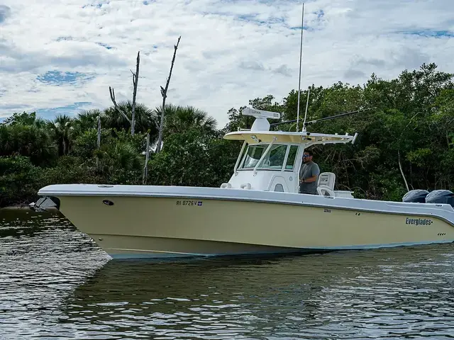 Everglades Boats 320 CC