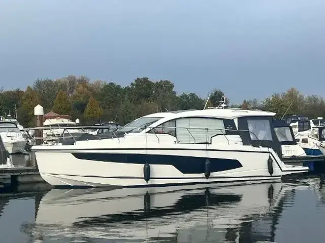 Sealine C335