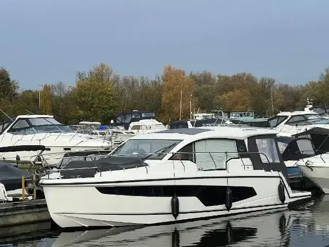 Sealine C335