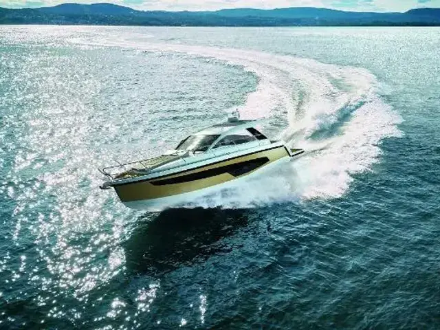 Sealine S 335