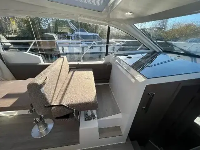 Sealine C 335v