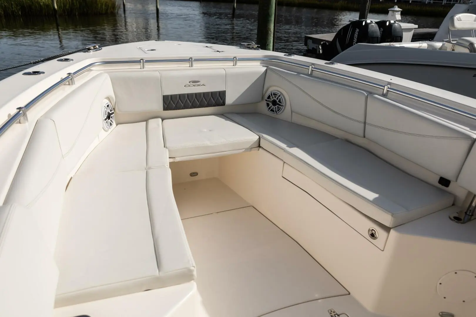 2021 Cobia Boats 320 cc