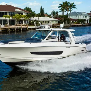 2016 Boston Whaler 300 Outrage