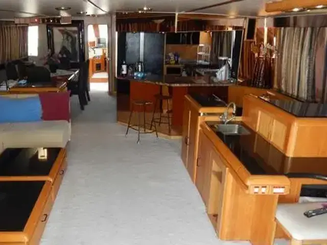 Kha Shing Cockpit Motoryacht