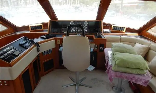 1990 Kha Shing cockpit motoryacht