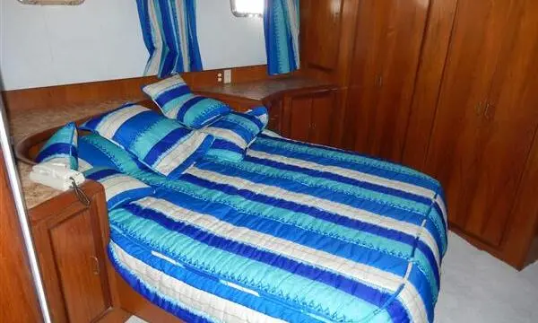 1990 Kha Shing cockpit motoryacht