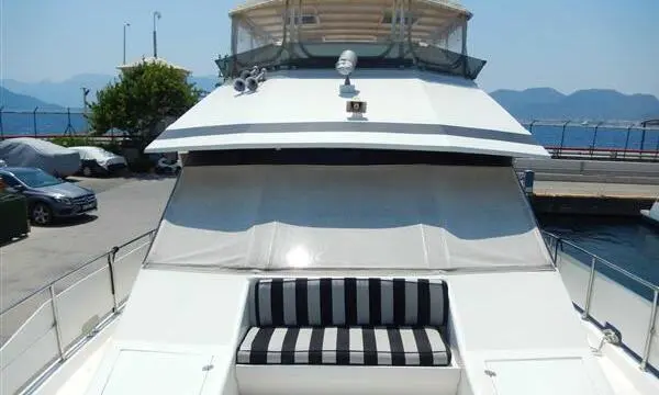 1990 Kha Shing cockpit motoryacht