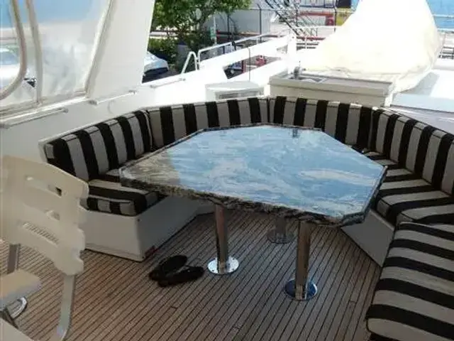 Kha Shing Cockpit Motoryacht