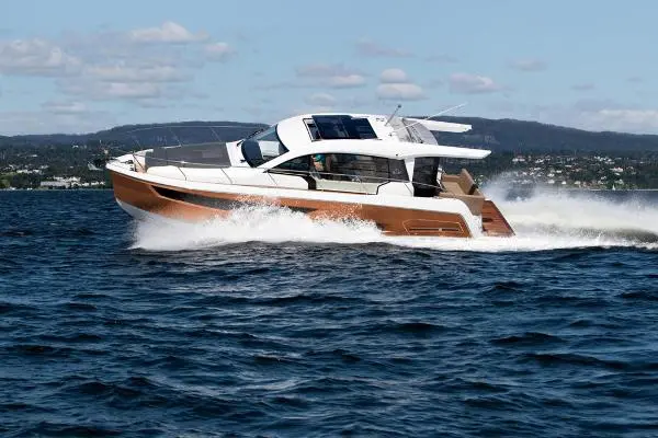 2024 Sealine c 390