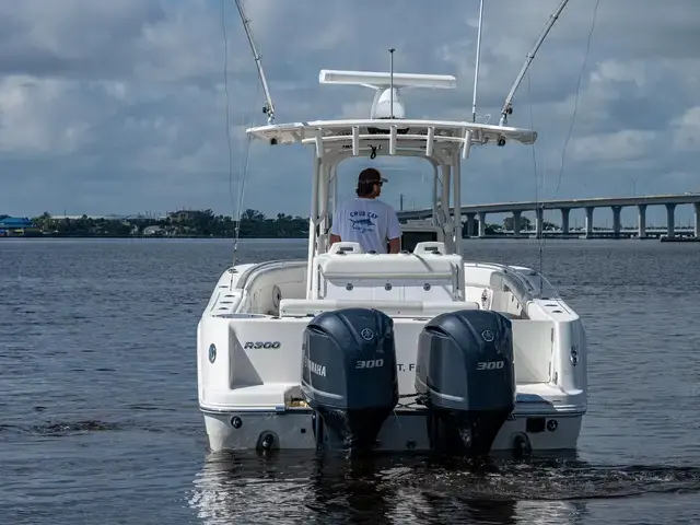 Robalo R300 Center Console