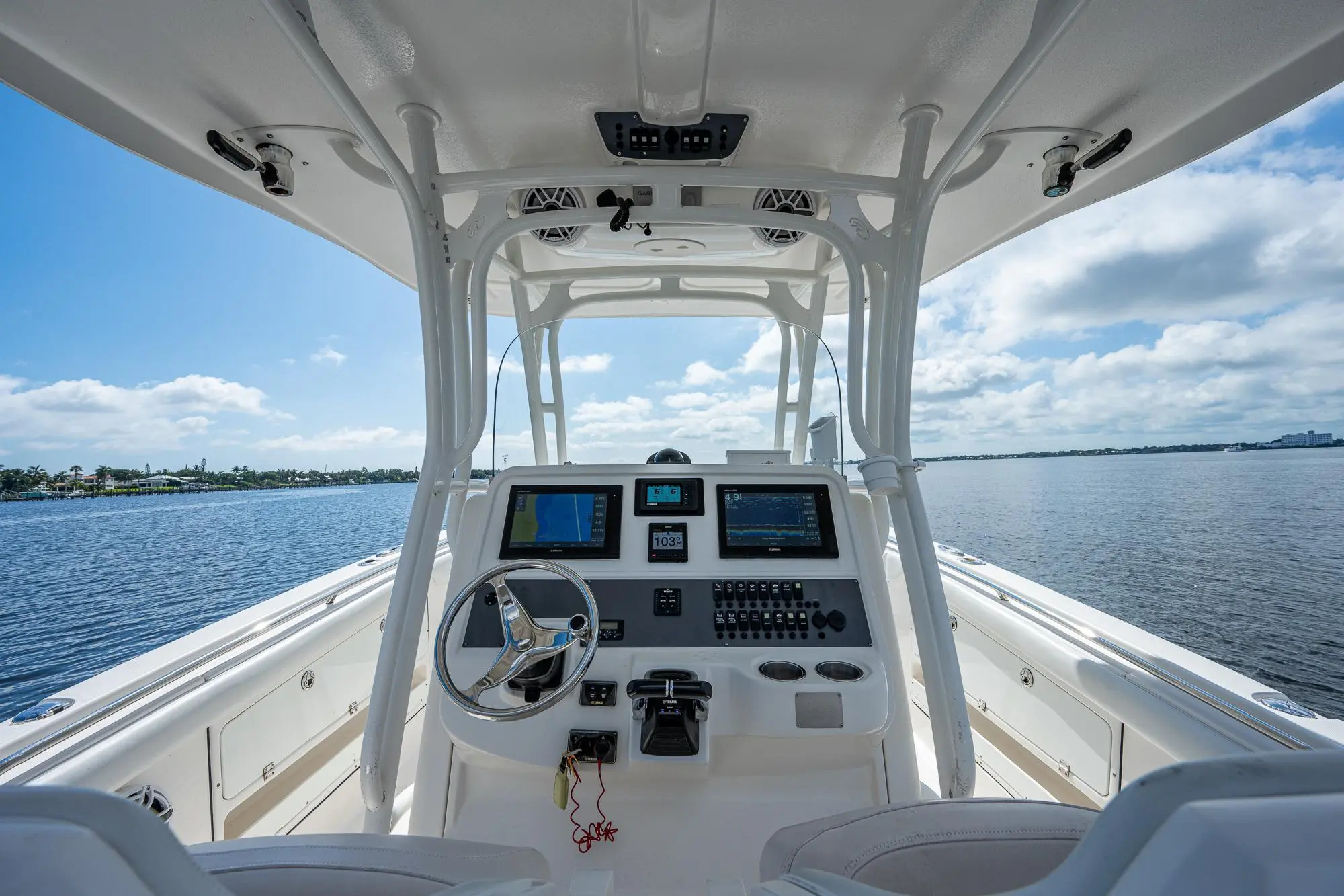 2015 Robalo r300 center console